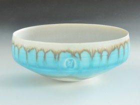 Shallow porcelain bowl 12.5cm diameter.